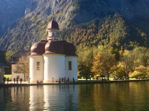 1.新天鹅城堡 2.霍亨佐伦城堡 3.国王湖的红顶教堂 4.楚格峰 5.萨尔茨堡 6.7. 两张国王湖 8.9.10 是在滴滴湖的Schwarzwald Parkhotel里面，经过紧致美丽丰盛的外国人早餐后，再穿过简陋的地窖巷子尽头看见属于我们的全部所有通通的早餐 