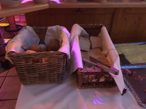 1.新天鹅城堡 2.霍亨佐伦城堡 3.国王湖的红顶教堂 4.楚格峰 5.萨尔茨堡 6.7. 两张国王湖 8.9.10 是在滴滴湖的Schwarzwald Parkhotel里面，经过紧致美丽丰盛的外国人早餐后，再穿过简陋的地窖巷子尽头看见属于我们的全部所有通通的早餐 