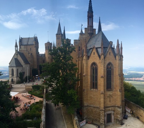 1.新天鹅城堡 2.霍亨佐伦城堡 3.国王湖的红顶教堂 4.楚格峰 5.萨尔茨堡 6.7. 两张国王湖 8.9.10 是在滴滴湖的Schwarzwald Parkhotel里面，经过紧致美丽丰盛的外国人早餐后，再穿过简陋的地窖巷子尽头看见属于我们的全部所有通通的早餐 