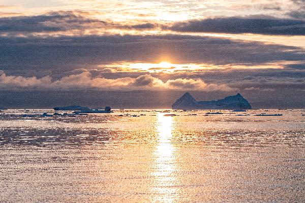 格陵兰之仲夏:午夜太阳,冰山,鲸鱼5天4晚深度之旅(雷克雅未克往返)