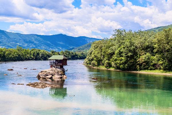 < 拼小团>塞尔维亚贝尔格莱德周边游3天：河中小屋+木头村+诺维萨德+戈卢巴茨要塞铁门峡谷