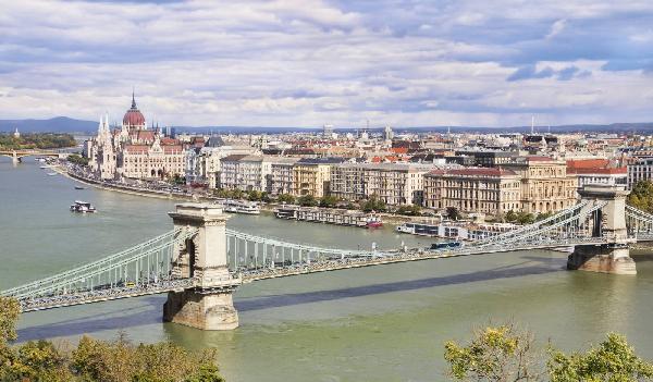 奥地利维也纳往返:斯洛伐克布拉迪斯拉发一日游(英文团|13小时)【含1小时老爷车体验及返程多瑙河游船】