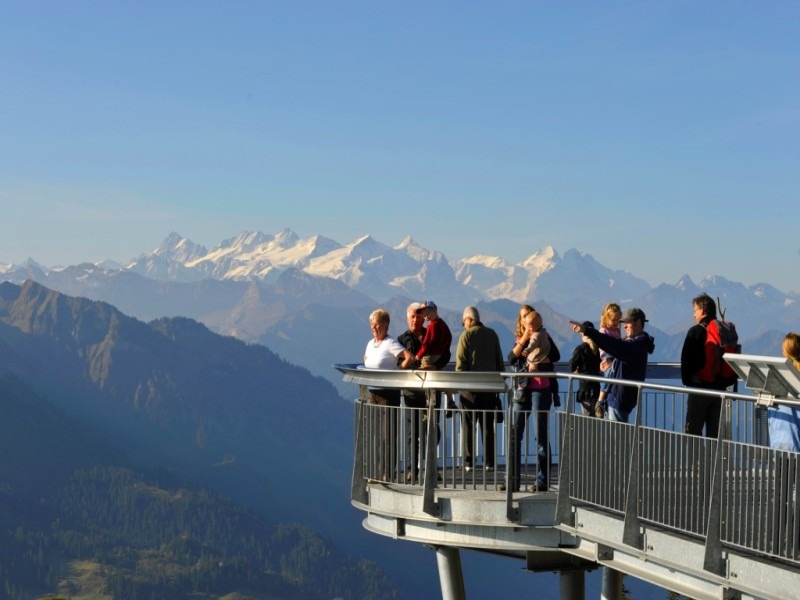 瑞士乘坐世界首款敞篷空中缆车游览石丹峰