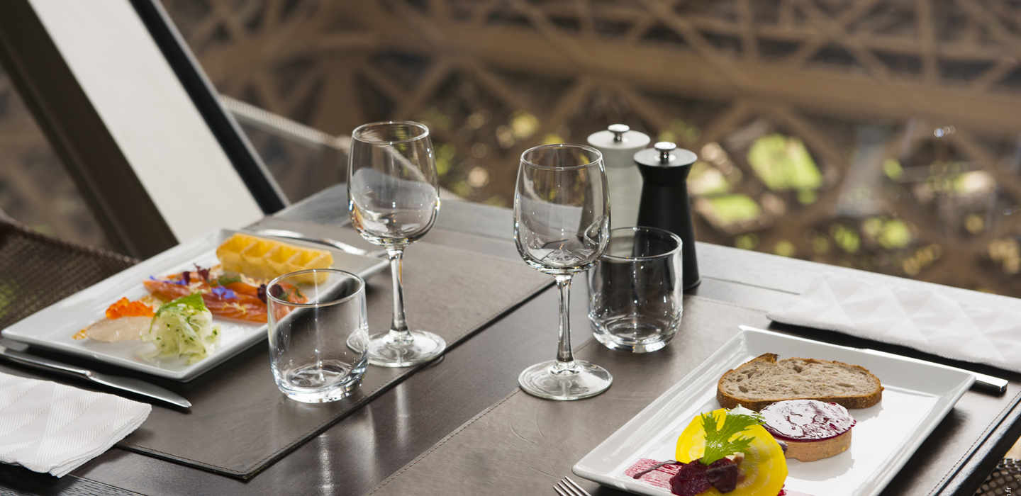 埃菲尔铁塔浪漫法式午餐