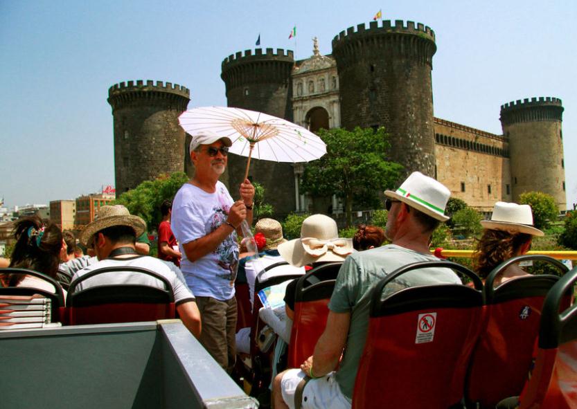 意大利那不勒斯观光大巴