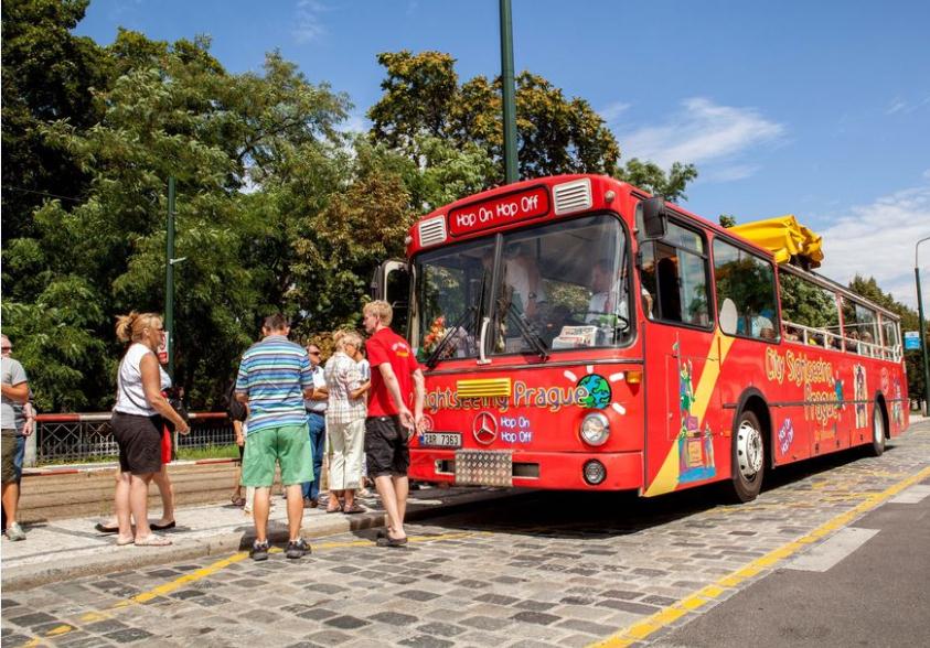 布拉格观光巴士