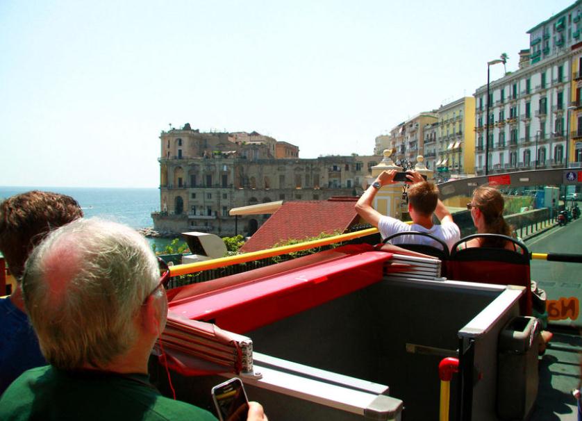 意大利那不勒斯观光大巴