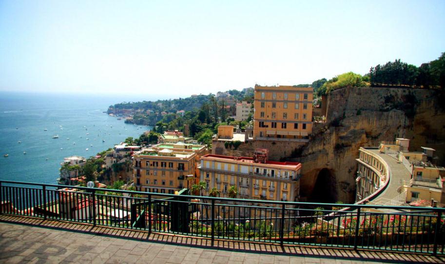 意大利那不勒斯观光大巴